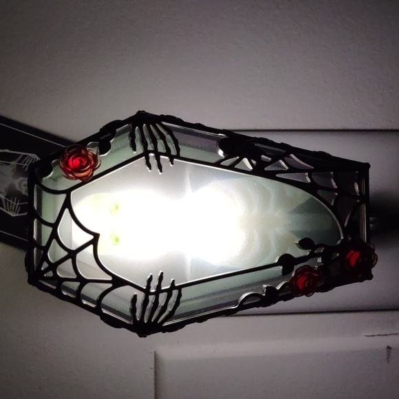 Skeleton Coffin Light Up Wallflower Plugin Bath & Body Works Halloween Decor - Picture 11 of 16